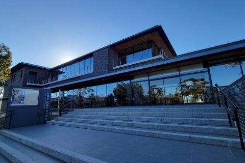 延岡城・内藤記念博物館（宮崎県延岡市）。2022年9月に開館した3代目の施設（2代目までは内藤記念館と呼称）。