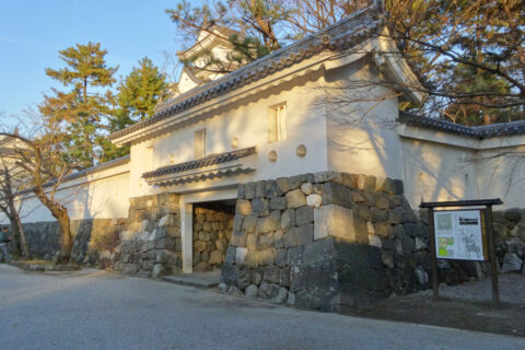 大垣城の門。