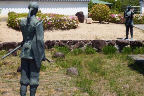 大三島鶴姫公園に立つ鶴姫と安成の像。