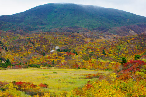 栗駒山最高峰の須川岳を北北西から見る。名残ヶ原から撮影。