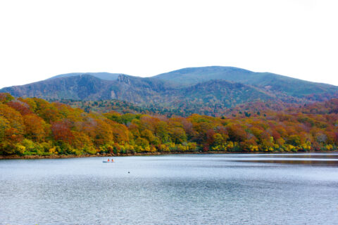 須川湖と須川岳（栗駒山）Peak Sukawa(Mt. Kurikoma) from lake Sukawa