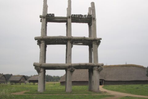 三内丸山遺跡復元六本柱建物。The Reconstructed Pillar Supported Structure in Sannai-Maruyama site, Aomori.