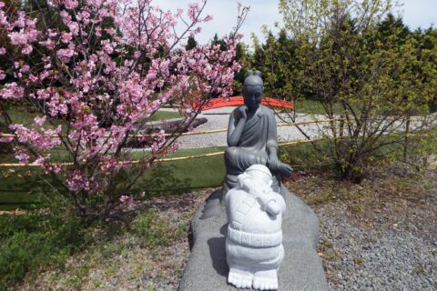 ​霊山寺の庭にあるモニュメント