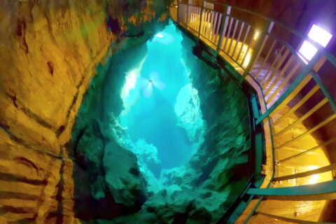 日本国岩手県岩泉町に在る龍泉洞の地底湖