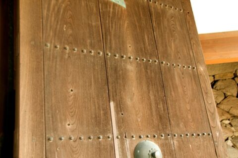 Bullet holes for Saga Rebellion(1874), on Shachinomon Gate doors of Saga Castle.