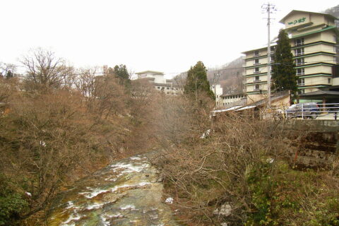 Sakunami Spa - Sakunami, Aoba ward, Sandai, Miyagi prefecture, Japan. From the Sakunami Bridge of Hirose River. Right building is Hotel Ichinobo. Front is Iwanatsu Hotel. Aproximately same place and angle with Image:Saku