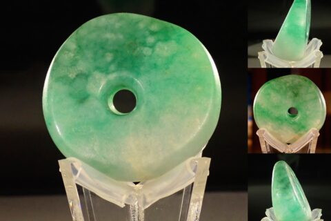 三内丸山遺跡に展示されている翡翠製大珠 四方向から撮影 ( Large jade bead 縄文時代中期（約5,000～4,000年前 ）場所：縄文時遊館/@40.8089937,140.6972473 〒038-0031 青森県青森市三内丸山３０５ 縄文時遊館