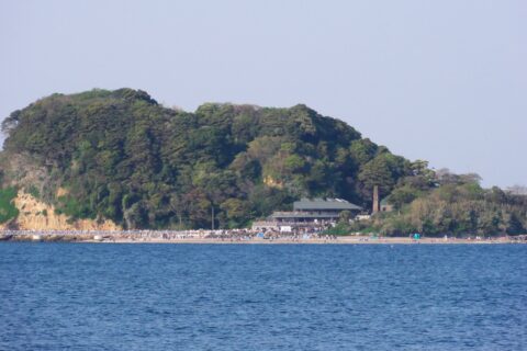 うみかぜ公園からテレ端で撮影。正面の浜には結構な人出があるようです。