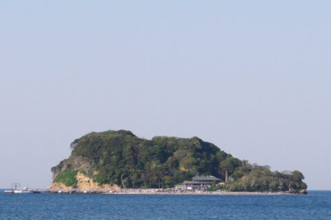 猿島全景。うみかぜ公園から。左には連絡船の桟橋があり、そこから正面中央の浜まで通路が伸びています。