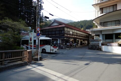 四万温泉バス停