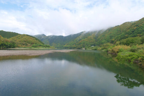 ​四万十川、佐田沈下橋付近（高知県四万十市）