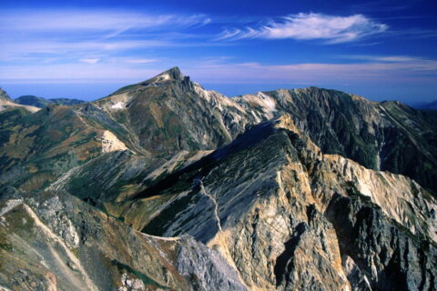 白馬鑓ヶ岳から望む杓子岳、遠景は白馬岳と小蓮華山