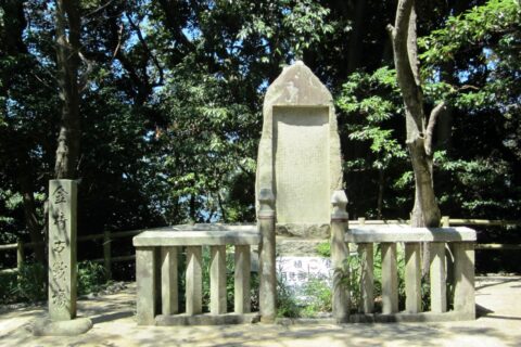 金ヶ崎城跡にある南北朝時代の金ヶ崎の戦いの古戦場碑（福井県敦賀市）
