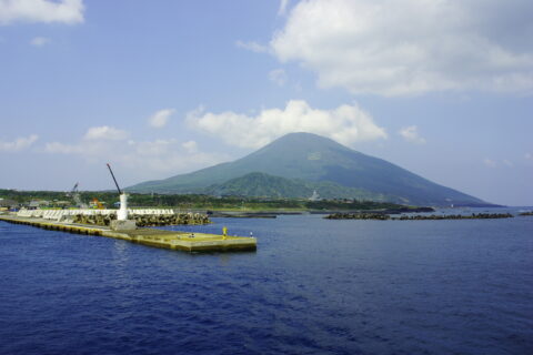 八丈島の底土港と八丈富士