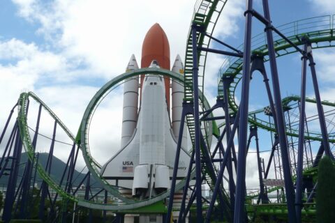 スペースワールドのヴィーナスGPと実物大ディスカバリー号（北九州市八幡東区、日本）