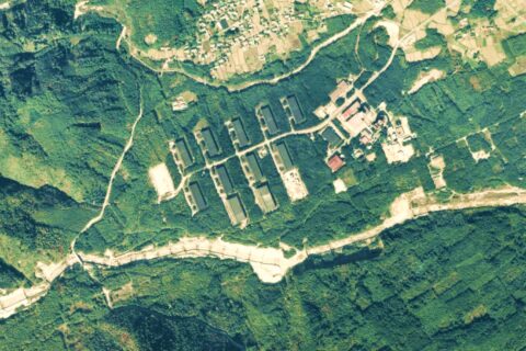 サントリー白州蒸留所（昭和51年撮影）の空中写真。ccb-76-13を利用。