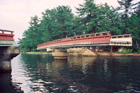 ja:天橋立にある「廻旋橋」（旋回橋）。ja:京都府道607号天の橋立線・府道802号田井大垣自転車道線を成す。（ja:京都府ja:宮津市）