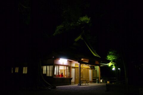 Vue du temple de Takachihojinja (高千穂神社) illuminé.