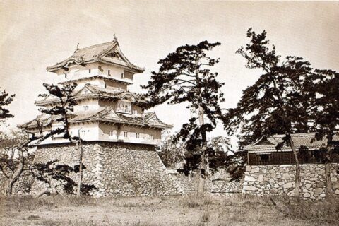 Main tower of Takamatsu castle, December 30, 1882. It was taken by a Japanese photographer when came to Japan who Britain traveler Francis Henry Hill Gilmarl on December 30, 1882.