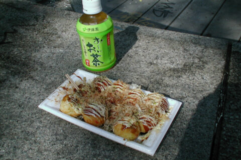 ねぎのやつじゃ無い、ノーマルバージョン。普通に美味しいです。個人的なオススメは、ここから2分くらい歩いたところにある「味穂」という所のたこ焼きです。生地自体に出汁醤油で味をつけているのです。美味しいですよ。甲賀流たこ焼き