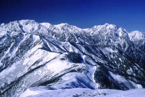 爺ヶ岳から望む立山連峰（左から立山、真砂岳、別山、剱岳）、その手前中央に種池山荘