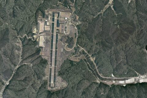但馬飛行場の空中写真（2006年5月）。KK20063X-C5-13を着色使用