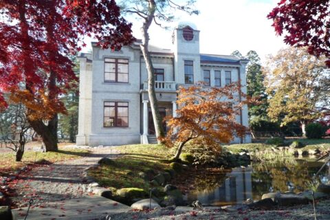 旧池田氏庭園内、洋館（私設図書館）。秋田県内で最初の鉄筋コンクリート造建築物である。