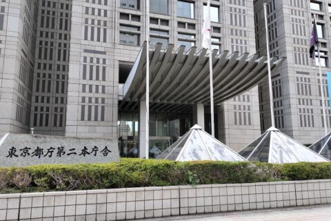 東京都新宿区西新宿にある東京都庁第二本庁舎の正面玄関