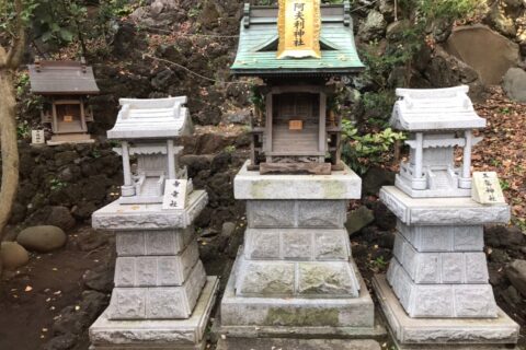 ​所澤神明社の末社（左から順に戸隠神社、雷電社、阿夫利神社、五龍神社）