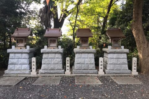 所澤神明社本殿西脇に祀られている末社４社。右から順に、八雲神社、天神社、琴平神社、水天宮。