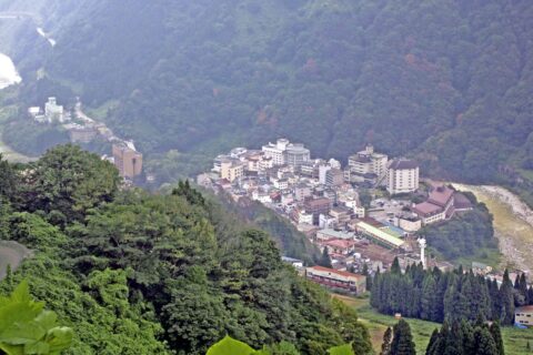 宇奈月温泉街を南南東から見る。