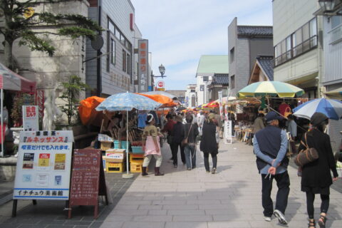 石川県輪島市中心部の朝市通り。通称「輪島朝市」はこの通りで行われ、多くの観光客で賑わう。