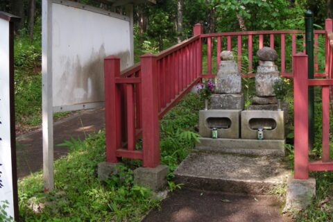 岩手県平泉町金鶏山登山口にて源義経妻子の墓。2008年6月9日撮影