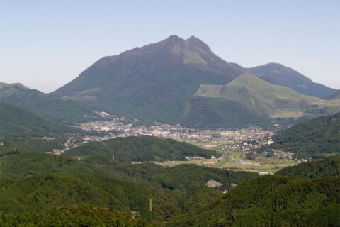 由布岳と由布市湯布院町の湯布院盆地。北東を向いて撮影。