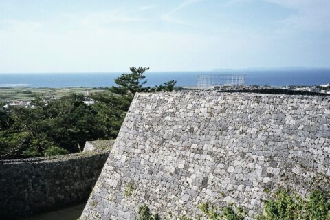 沖縄県・座喜味城、奥に楚辺通信所が見える（2004年1月）