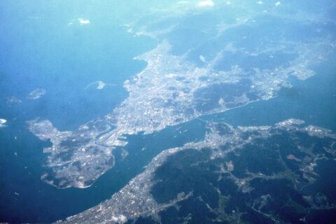 ja:関門海峡を航空機の窓から撮影したもの。2010年3月27日にja:中国国際航空の関西発上海行きの窓から投稿者が撮影。