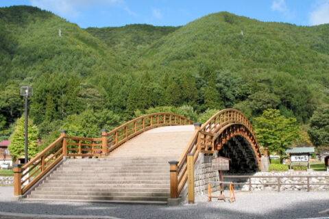 ja:長野県ja:塩尻市のja:中山道ja:奈良井宿にある木曽の大橋。手前が道の駅「奈良井木曽の大橋」駐車場。2006/10/08 投稿者撮影・レタッチ