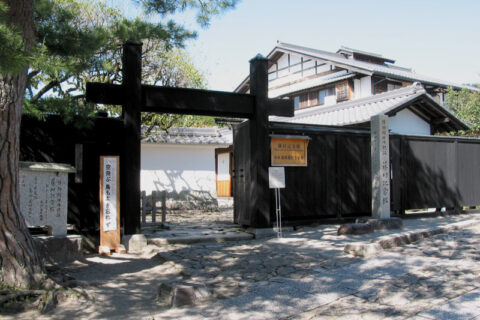 ja:中山道ja:馬籠宿にある博物館相当施設藤村記念館（史跡 島崎藤村生家跡）。 2006/10/09ja:岐阜県ja:中津川市馬籠にて投稿者が撮影・レタッチ。