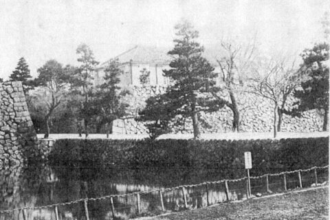 戦前の富山城址。石垣の上に建っているのは当時の富山県会議事堂。