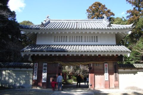油山寺山門。掛川城大手門を明治時代に移築したものである。200702に投稿者が撮影。静岡県袋井市。