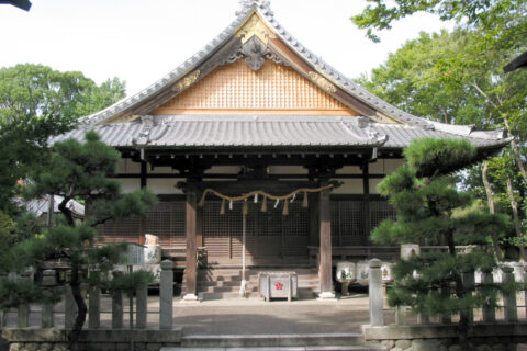 ja:鎮国守国神社は、ja:三重県ja:桑名市のja:九華公園（ja:桑名城址）内にあり、ja:松平定綱（鎮国公）とja:松平定信（守国公）を主祭神として祀るja:神社。現在あるja:拝殿はja:1919年（大正8年）のもの。2006/09/18 三重県桑名市吉之丸にて投稿者が撮影・ja:レタッチ。