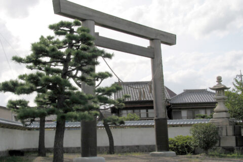 ja:東海道五十三次ja:桑名宿ja:七里の渡し跡。ja:伊勢国の東の入口であったため、ja:天明年間にja:伊勢神宮遙拝用にja:鳥居が建てられた。2006/09/18 投稿者自身による著作物・ja:レタッチ済