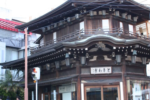 静岡県熱海市の街中にあった「ときわぎ」という老舗っぽい和菓子屋さん。訪れたのが日曜だったせいかお店はあいてなかった