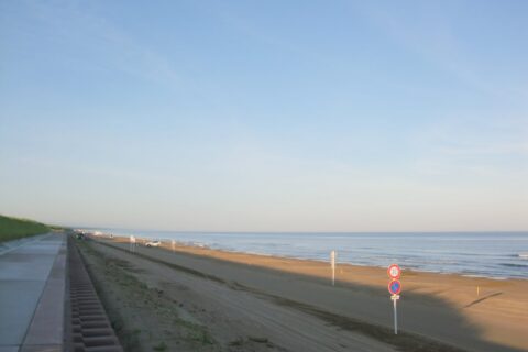[石川県] 千里浜なぎさドライブウェイ。日本で唯一自動車等で砂浜の波打ち際を走ることができる道路。ちょうど日の出の頃でしたが、自転車してる人、ランニングしている人、釣りしている人、アウトドアを楽しむ人など、それぞれで楽しんでいるようでした。