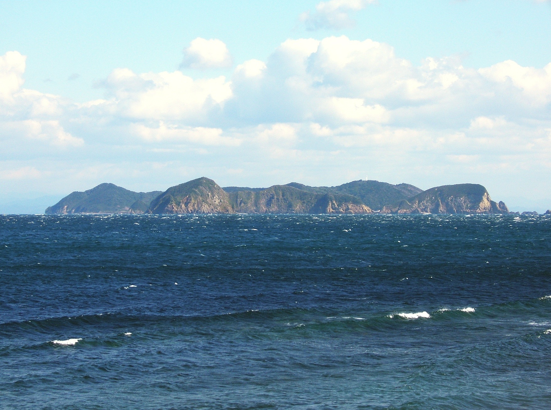 伊島を西南西から見る。蒲生田岬より撮影。正確には伊島の西にある棚子島と前島が大きく重なって見えている。